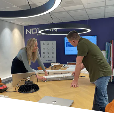 Rowie Kuppen hilft einem Kollegen